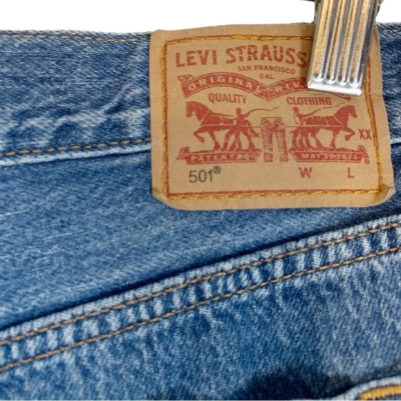 Levi's 501 High Waist CutOff Denim Jean Shorts Size 31 Distressed Medium Wash - Picture 3 of 3